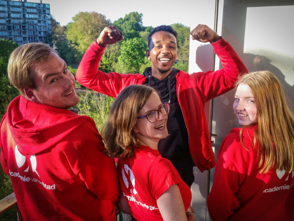 VECHTCLUB - Kopie van kopie van promo logo shirt vest teamfoto studenten blij stad straat (3) - afiya lamain